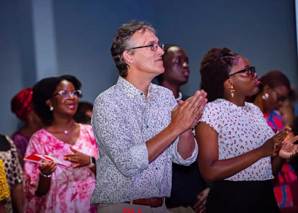 Miembros de una congregación diversa de pie aplaudiendo durante un servicio en Kingdom Stars Assembly en Guelph