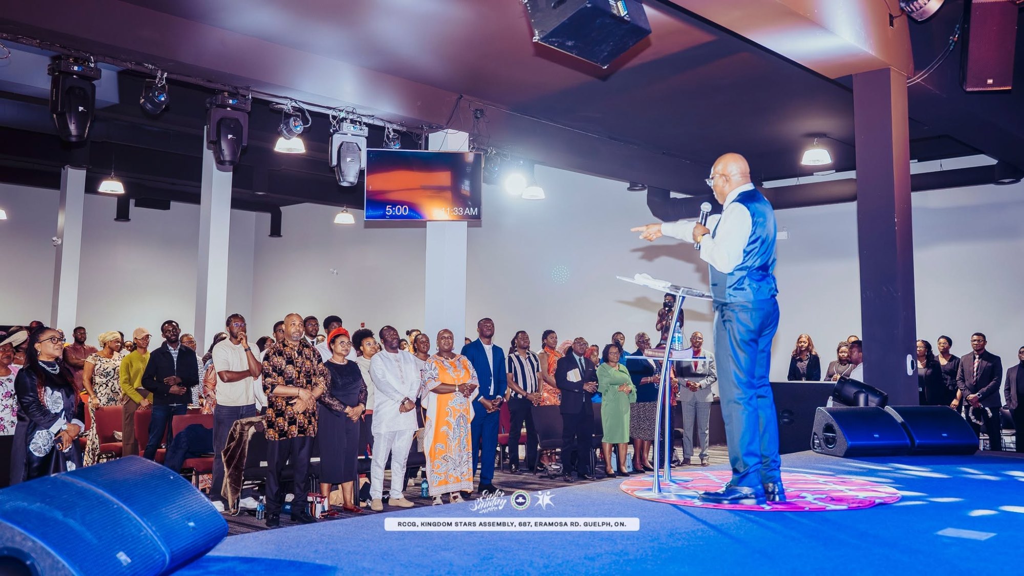 pastor david adeosun ministering to the congregation